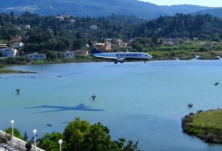 Κέρκυρα: Προσγειώσεις αεροπλάνων που καθηλώνουν (βίντεο)